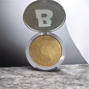 🏆 Beauty Bay Powder Highlighter | Trophy